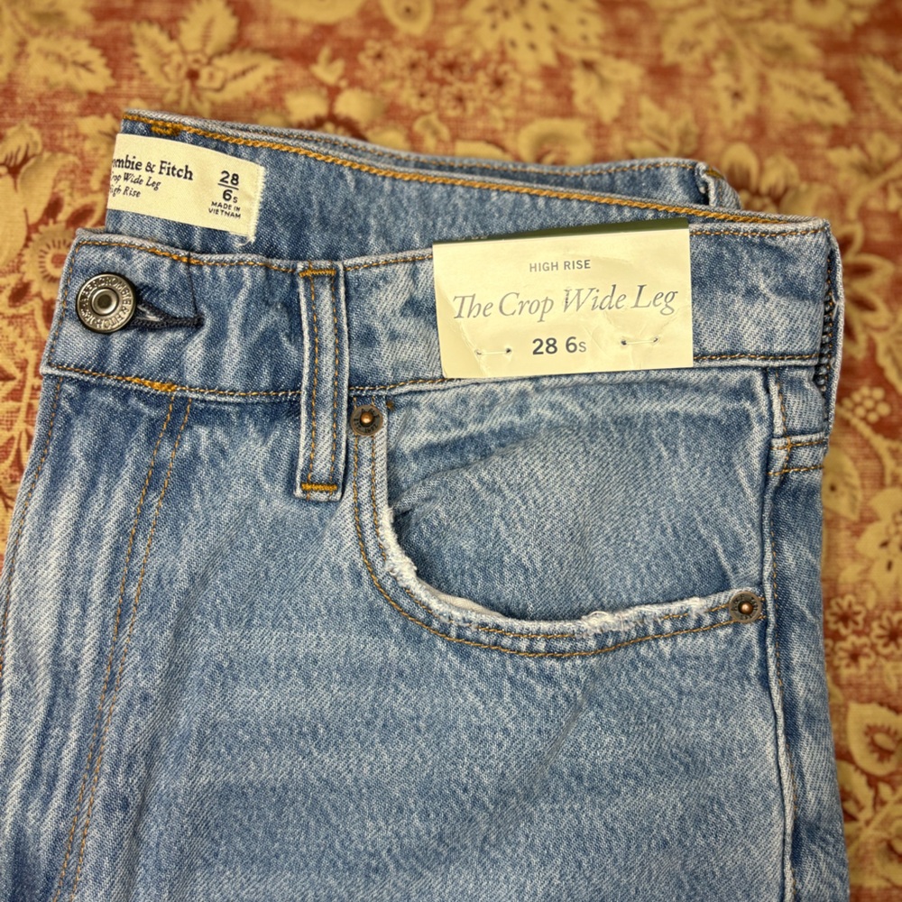 NWT- Abercrombie and Fitch The Crop Wide Leg High Rise jeans 28/6s